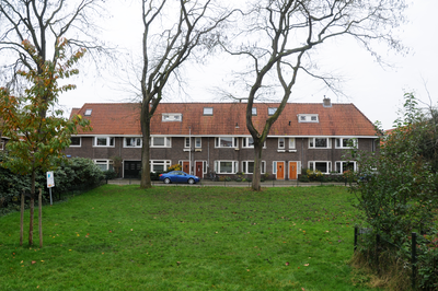 913119 Gezicht op het plantsoen aan het Willem van Abcoudeplein te Utrecht, met de huizen aan de zuidzijde van het plein.